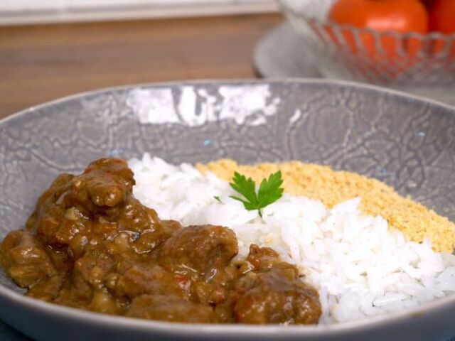 Carne, arroz e farofa😋