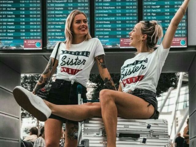 Com a sua amiga?