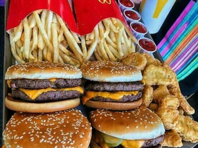 Você e sua amiga e seus dois amigos novos decidem e comer McDonald's