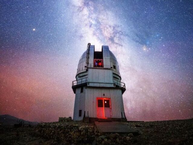 Em um observatório de noite vendo as estrelas e os planetas