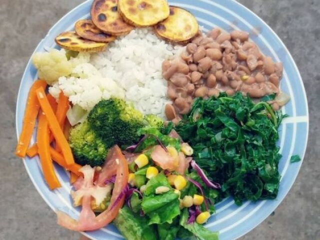 arroz e feijão com legumes e verduras