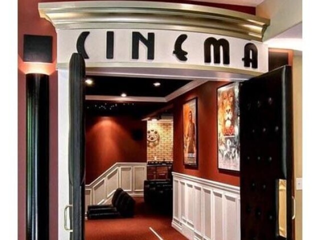 Que tal um cinema? Tem um no castelo.