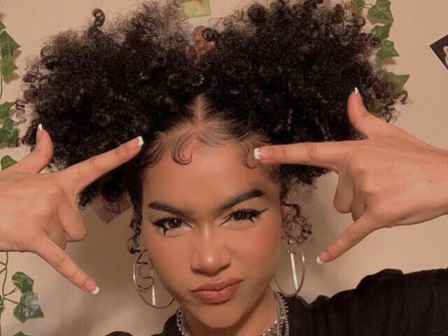 Que penteado de cabelo cacheado combina com você?