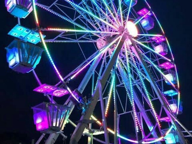Em um parque de diversões 🤗 desculpe o corte 😘