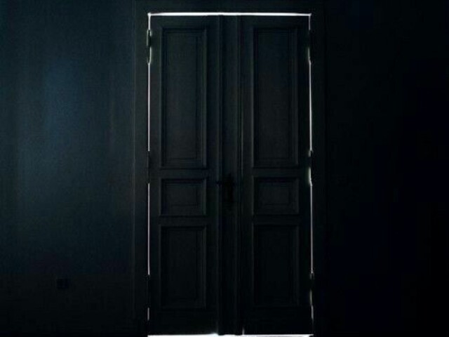 A luz vem do outro lado da porta, pode indicar algo. Ao chegar perto pode ouvir vozes conversando.