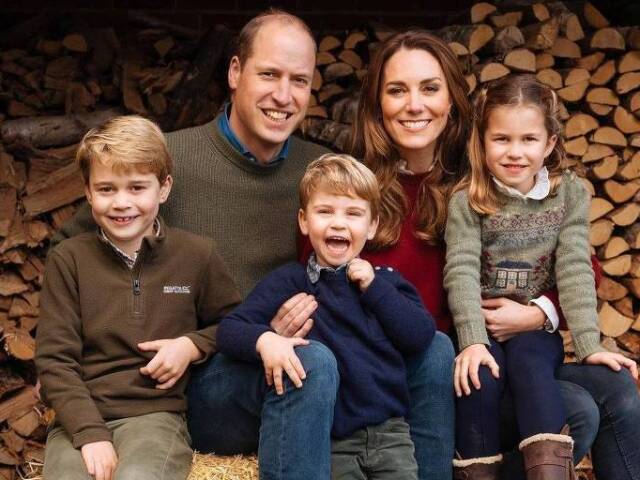 uma familia pequena mais muito feliz