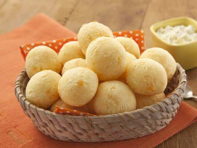 Pão de queijo saíndo