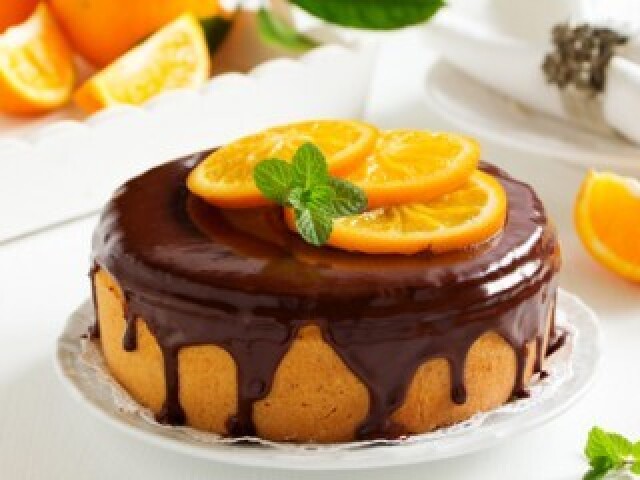 Bolo de laranja com calda de chocolate