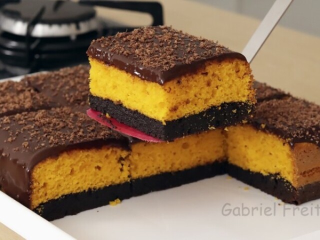 Bolo de cenora com calda de chocolate