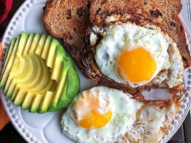 ovos, pães e alguma fruta de seu gosto