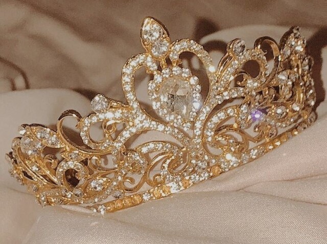 elegante e cheia de brilhantes