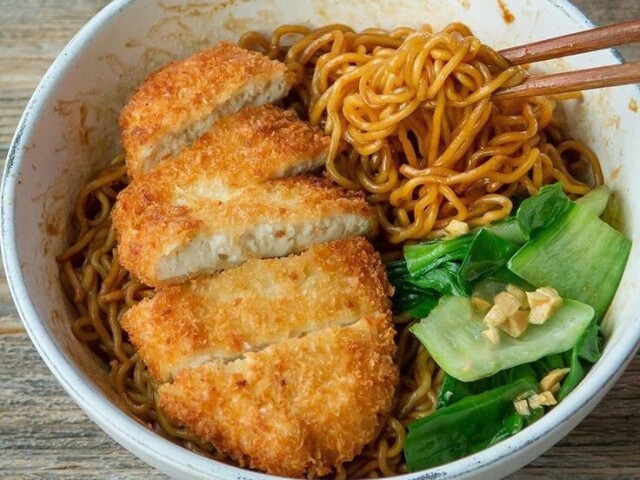 frango, macarrão e alguma salada