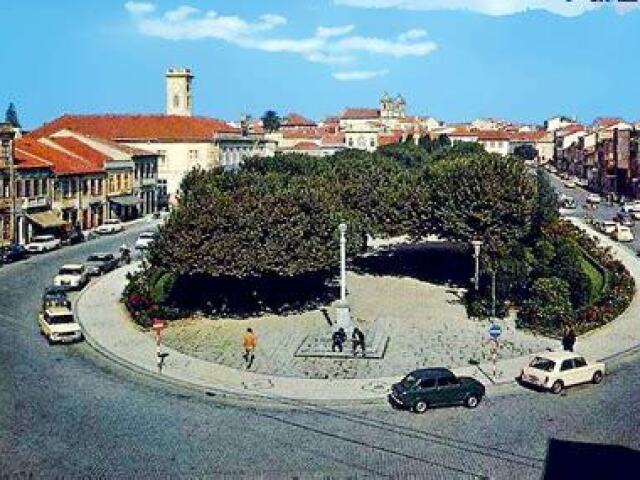 Ir na bela praça da cidade.