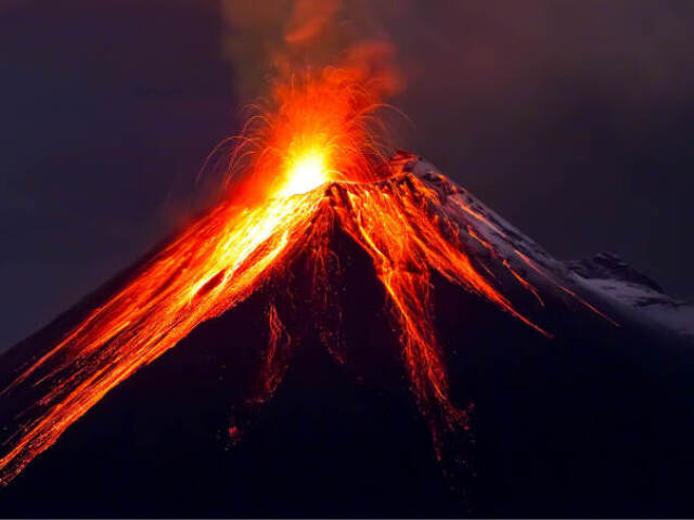 .Erupção efusiva; predomina o escoamento de lava do vulcão sem a ocorrência de explosões violentas.
.Erupção explosiva; libertam grande quantidade de piroclastos.
.Erupção mista; aspectos intermediários entre o efusivo e o explosivo, havendo fases explosivas que alternam com fases efusivas
