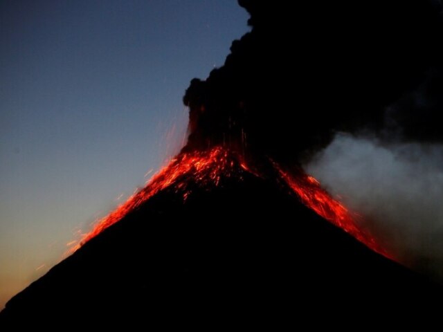 .Erupção efusiva; predomina a ocorrência de explosões violentas. 
.Erupção explosiva; libertam grande quantidade de piroclastos. 
.Erupção mista; aspectos intermediários entre o efusivo e o explosivo ,fases explosivas que alternam com fases efusivas