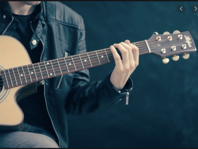 Tocar guitarra