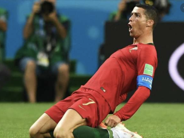 Jogar futebol