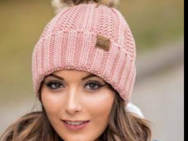 Tem um pompom bege em cima do gorro ๐