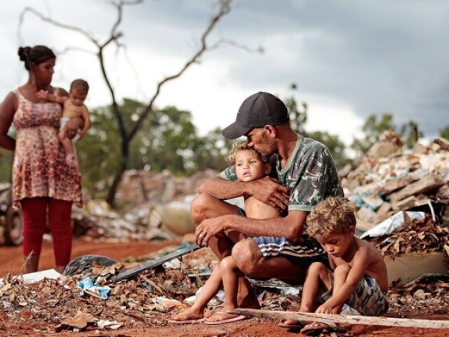 A miséria e a fome impedem que os cidadãos tenham garantidos o direito a uma vida digna e afetam sua participação na sociedade.