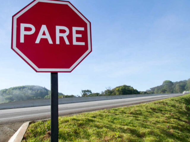 PARE!