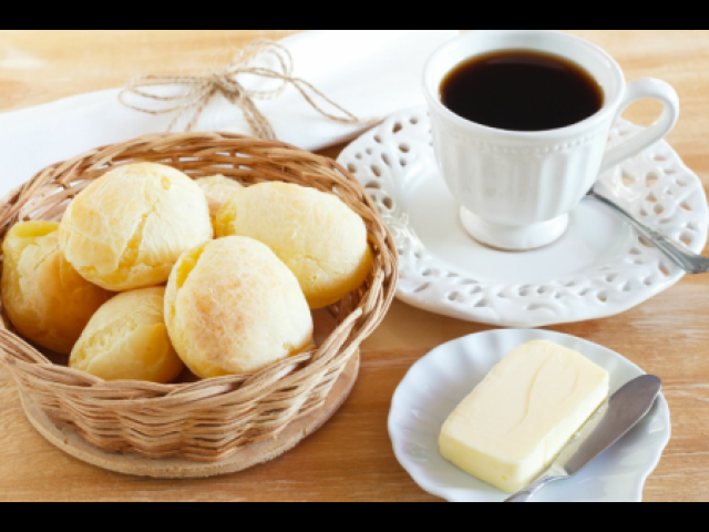 Pão de queijo com café