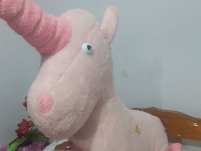 A uni é um unicórnio de pelúcia ela é muito grande