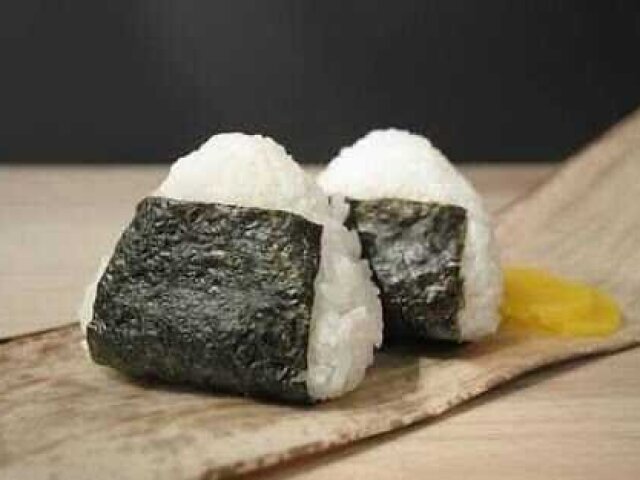 Omusubi com Okaka e tomates