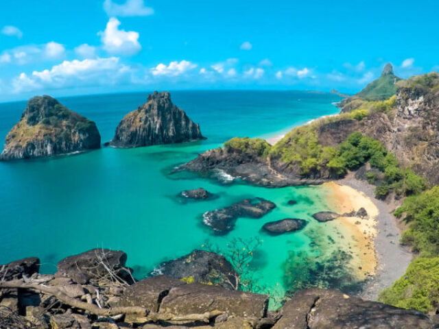 falei pra ele que no final de semana eu ia para Fernando de Noronha , RJ sozinha e que ele podia ir junto