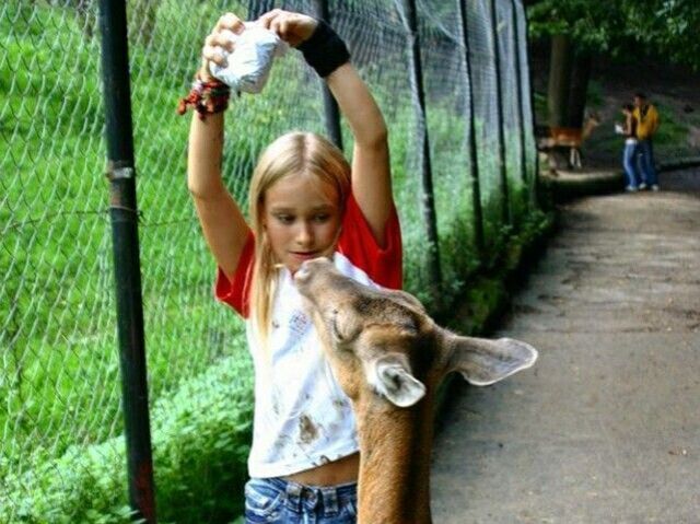 Levou ela para brincar com os animais