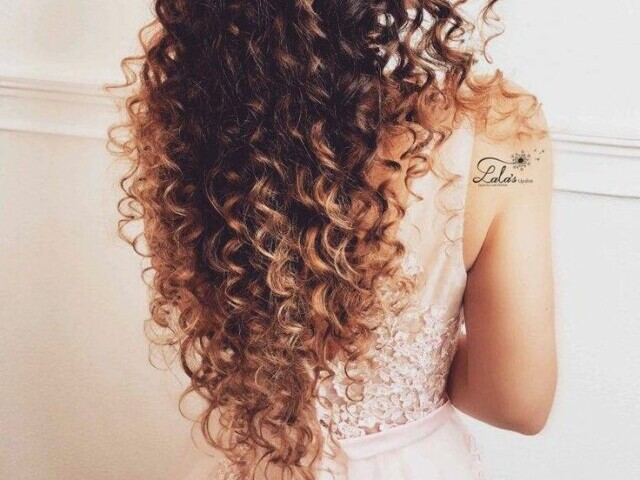 Frizz? Aff, n gosto n de ouvir esse nome! Creme, gel, xuxinha, penteado... qualquer coisa mas aqui ele n fica!!