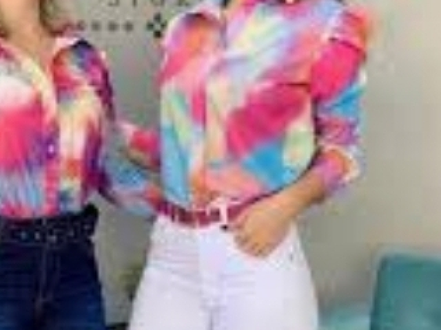 Blusa de tie dye com calça branca