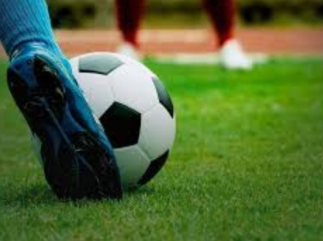 Jogar futebol