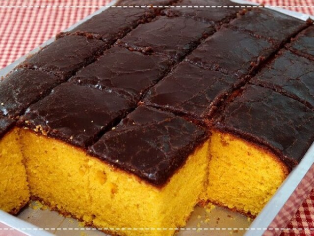 Bolo de cenoura com cobertura de chocolate