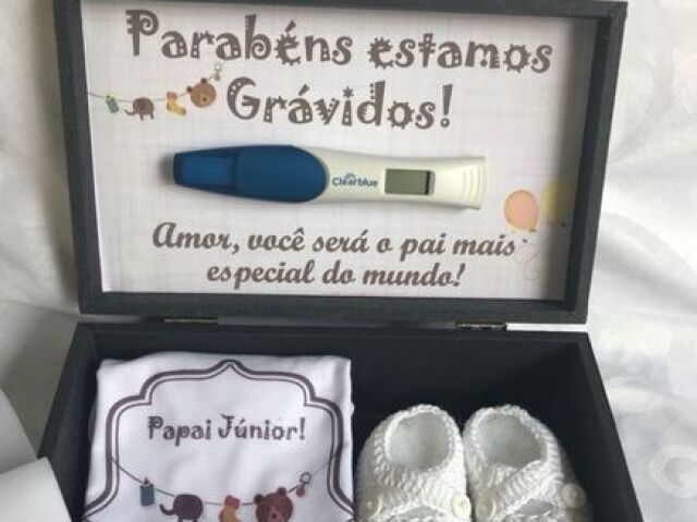 Preparei uma caixinha com o teste, um body personalizado e um sapatinho de bebê!