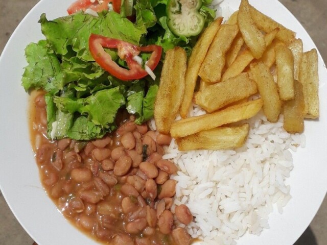 Prato comum: arroz e feijão com batata frita e carne.