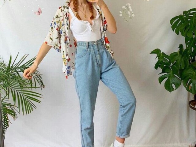 Blusa branca com capote branco com flores e calça jeans azul