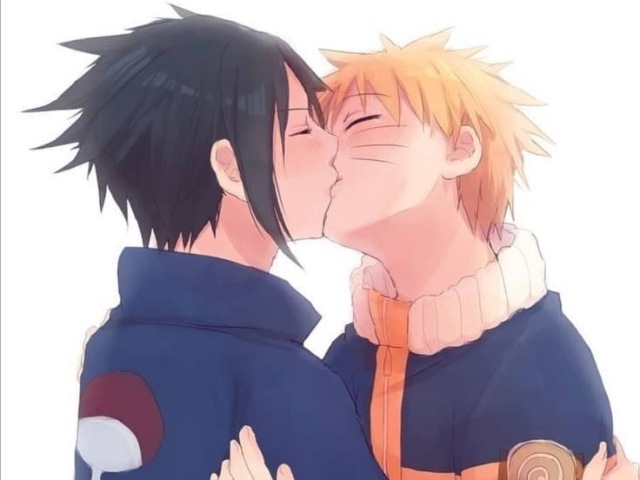 Naruto e Sasuke se pegando as escondida