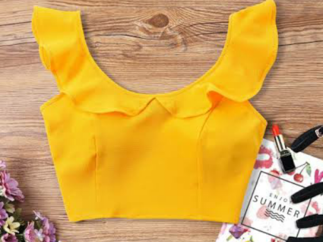 Cropped amarelo com alguma saia um shortmou saia