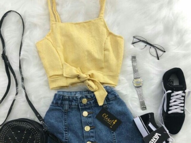 Cropped,com saia jeans, tênis e bolsa(opcional).