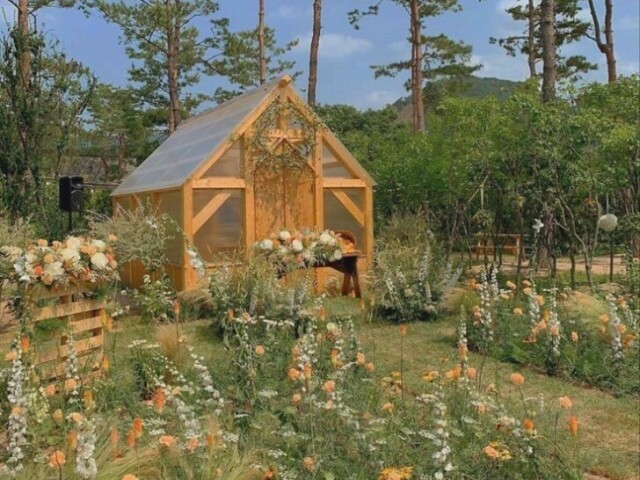 uma casa no meio das flores, um pouco longe do castelo?