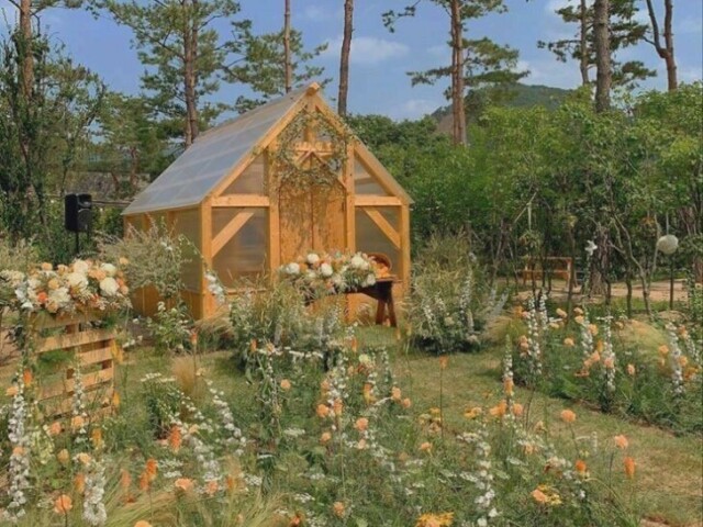 uma casa no meio das flores, um pouco longe do castelo?