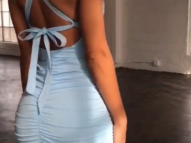 um vestido trançado