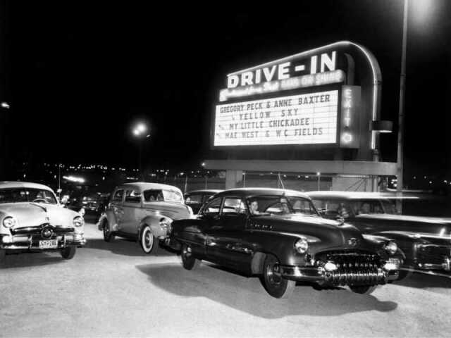 Ir a um drive-in com amigos/as ver um filme