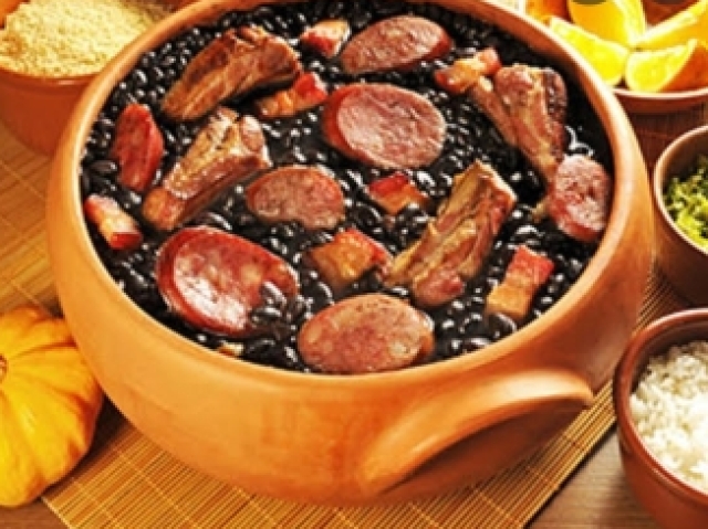 A feijoada é um prato tipico do brasil.