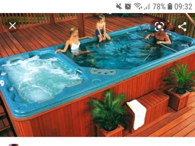 Pisina com jacuzzi