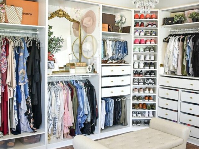 Um closet colorido lindo