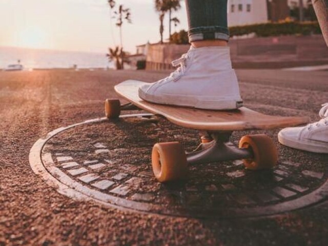 andar de skate perto da praia