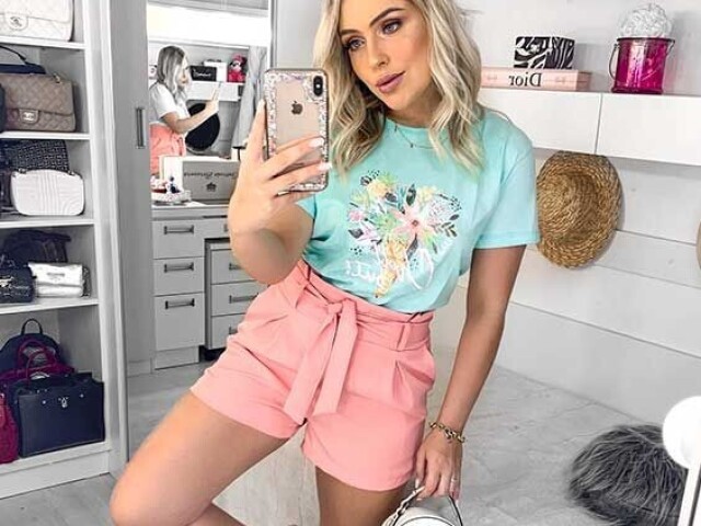 Shorts com uma blusinha e tênis branco.