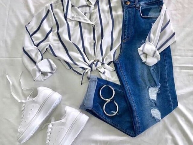 Blusinha com calça jeans e tênis branco