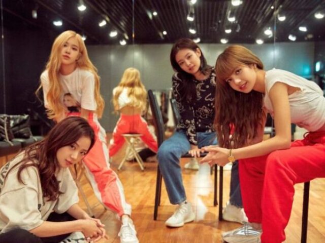 Ajudar o BLACKPINK na composição de um novo álbum